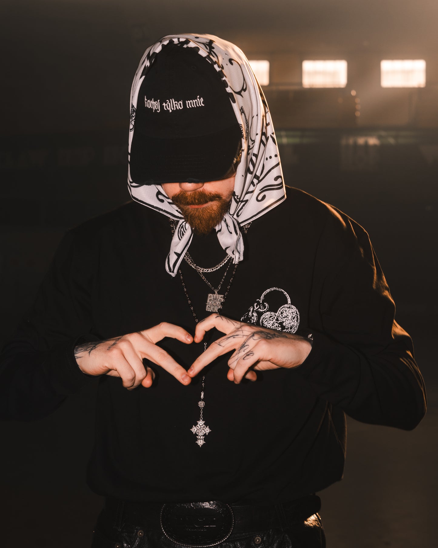 “kochaj tylko mnie” CAP