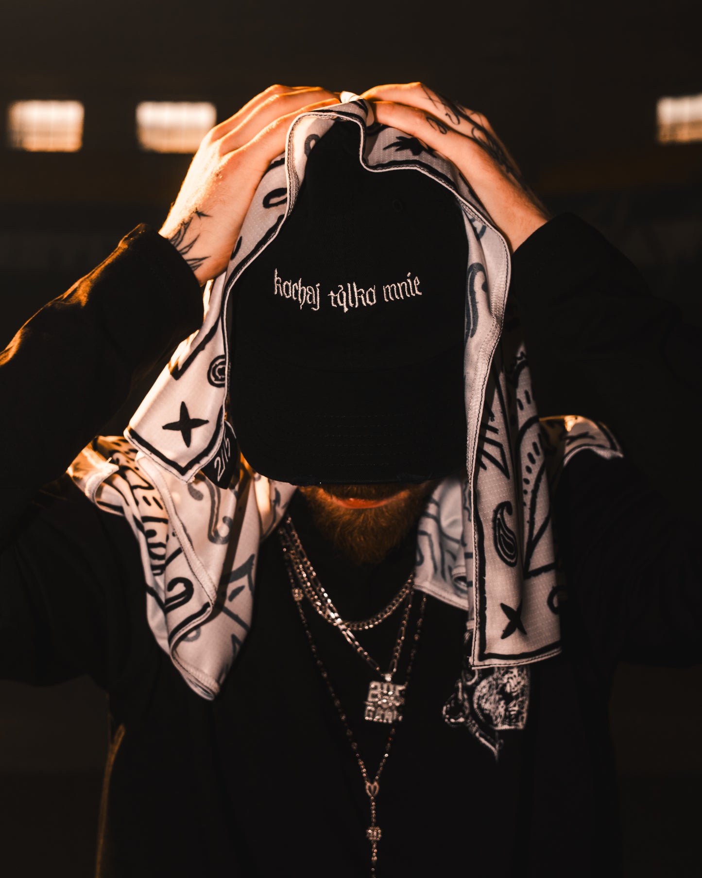 “kochaj tylko mnie” CAP