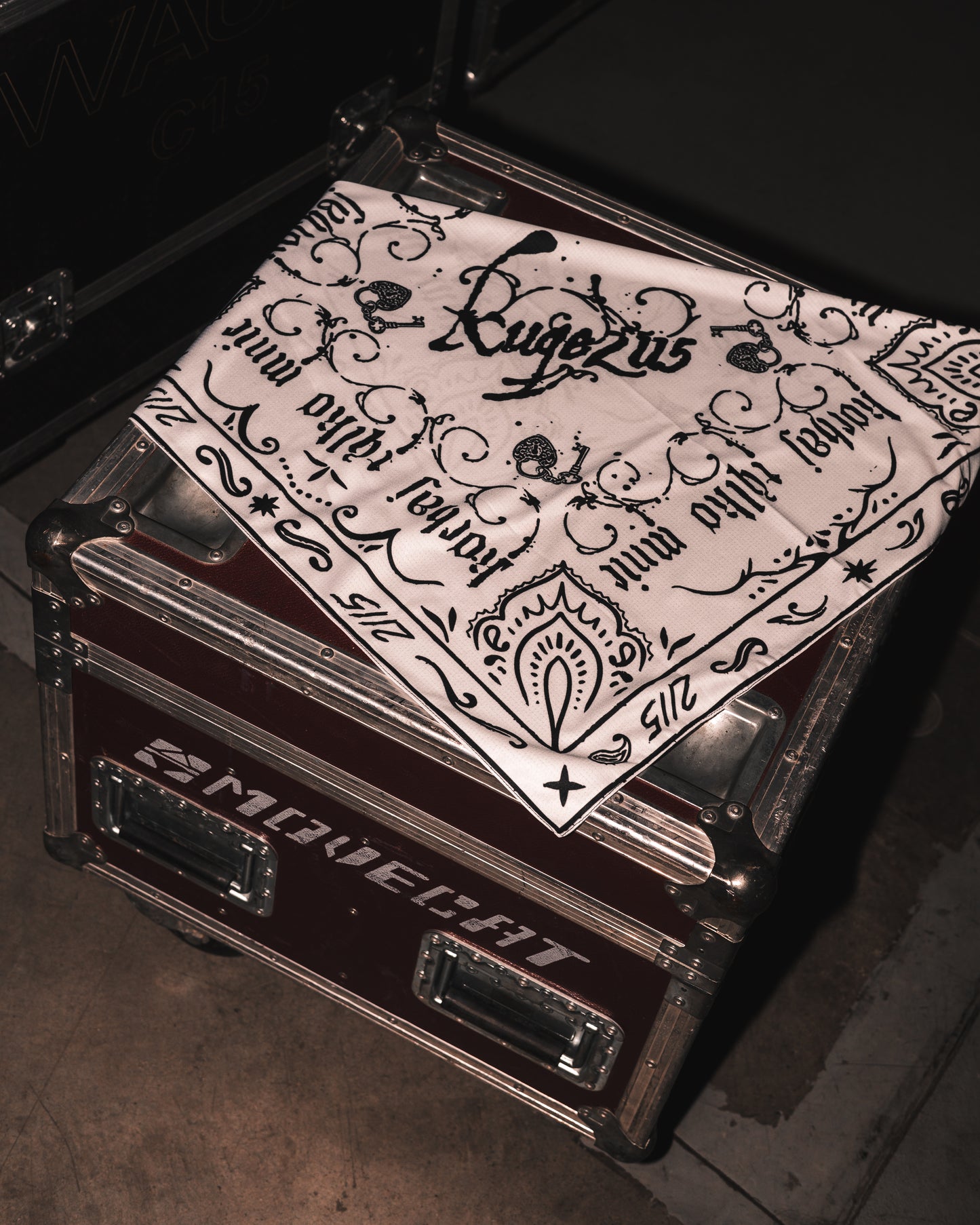 “kochaj tylko mnie” CHUSTA